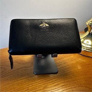 Gucci Black Leather Classic Bee Zip Wallet